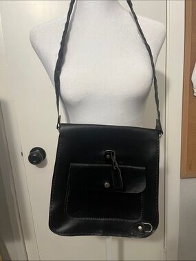 Sleek Black Leather Crossbody with Front Pocket